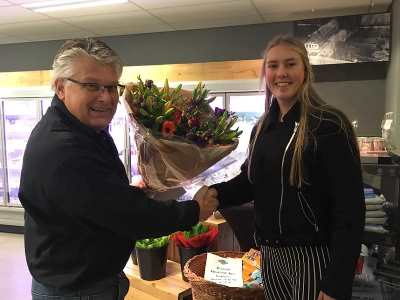 Dagwinkel de GaveSuper in Oostwold feliciteerd nieuw Oranje U19 lid Tessa Lap uit Oostwold en spelend bij OWK