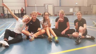 Mila Aguila Sevilla, Lize van der Hoek, Anne Krul, Mirthe Norden en Thera Slagter winnen korfbal levend ganzenbord